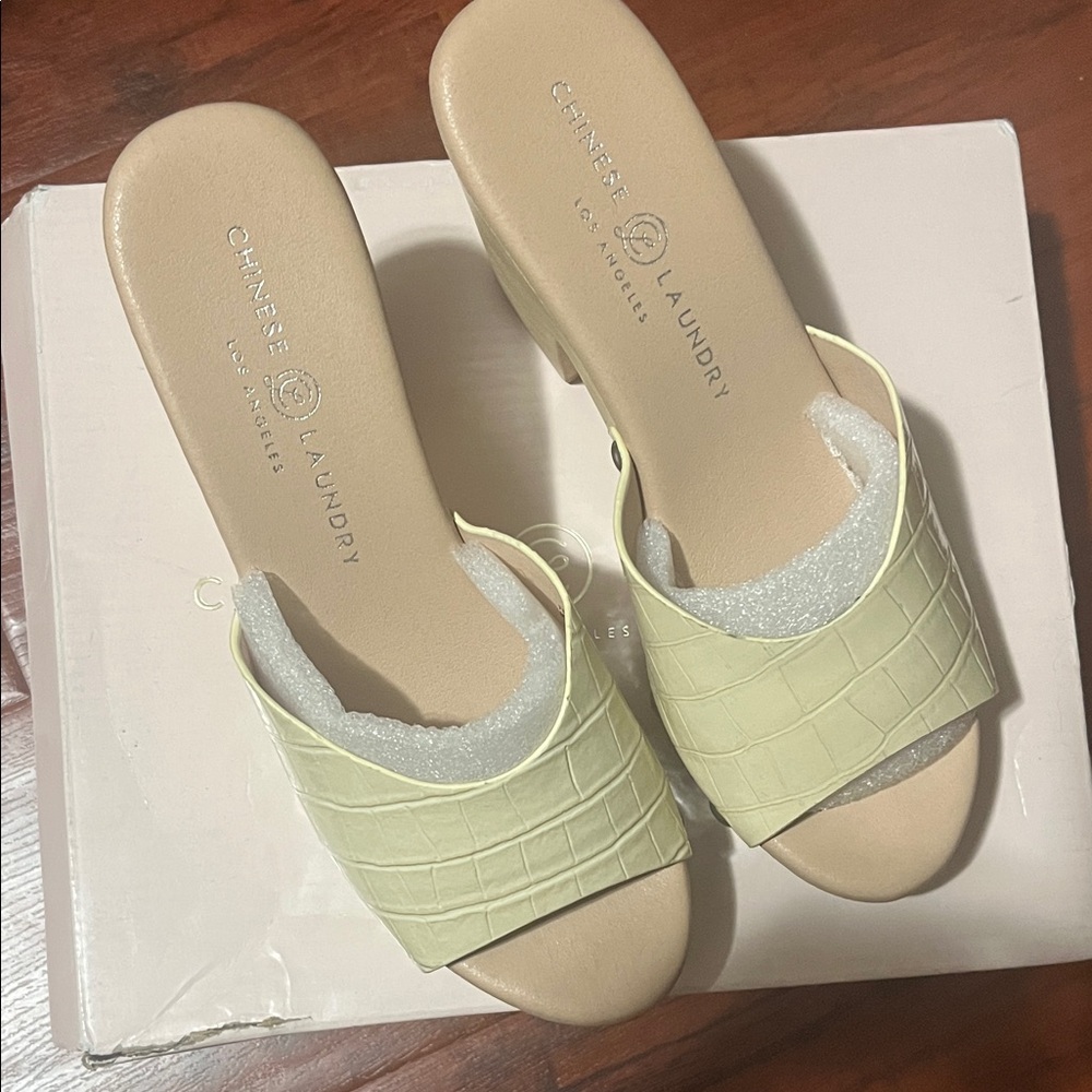Chinese Laundry Women's Cream Mules
